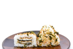 Produit Onigiri Anguille grillé,furikake  saumon  grillé épicés (2 pièces)