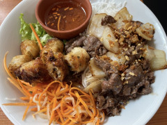Produit Bò bún nems (vermicelles de riz sur lit de légumes, bœuf sauté, nems)